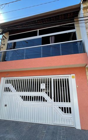 Casa à venda com 218m², 3 quartos e 2 vagas Casa à venda com 218m², 3 quartos e 2 vagasFachada