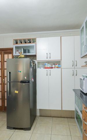Casa à venda com 233m², 4 quartos e 1 vaga Casa à venda com 233m², 4 quartos e 1 vagaCozinha