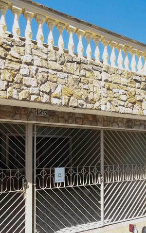 Casa à venda com 129m², 5 quartos e 1 vaga Casa à venda com 129m², 5 quartos e 1 vagaFachada