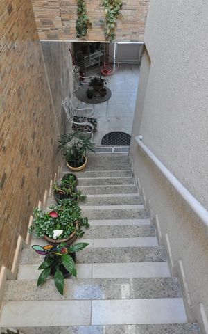Casa à venda com 135m², 3 quartos e 3 vagasEscada de entrada
