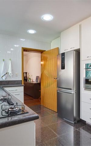 Casa à venda com 260m², 4 quartos e 4 vagas