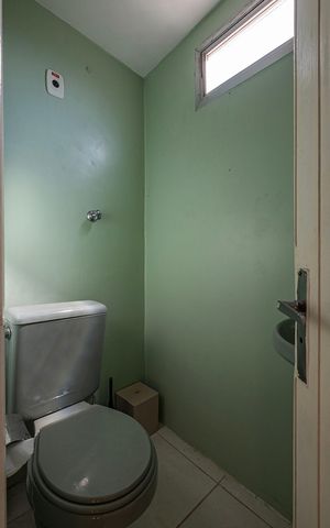 Casa à venda com 300m², 3 quartos e 4 vagas Casa à venda com 300m², 3 quartos e 4 vagasEdícula - Banheiro
