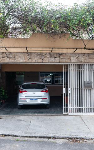 Casa de condomínio à venda com 229m², 4 quartos e 2 vagas Casa de condomínio à venda com 229m², 4 quartos e 2 vagasFachada