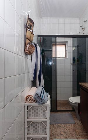 Casa de condomínio à venda com 229m², 4 quartos e 2 vagas Casa de condomínio à venda com 229m², 4 quartos e 2 vagasBanheiro Social 2