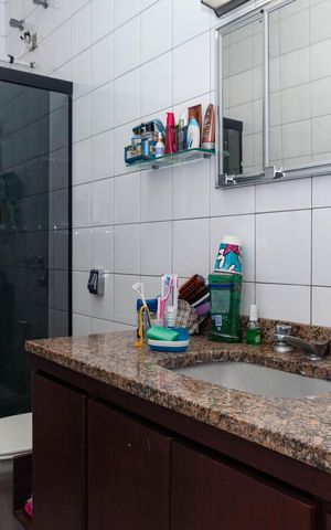 Casa de condomínio à venda com 229m², 4 quartos e 2 vagas Casa de condomínio à venda com 229m², 4 quartos e 2 vagasBanheiro Social