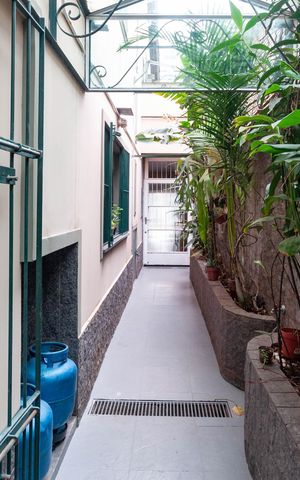 Casa de condomínio à venda com 229m², 4 quartos e 2 vagas Casa de condomínio à venda com 229m², 4 quartos e 2 vagasÁrea Externa