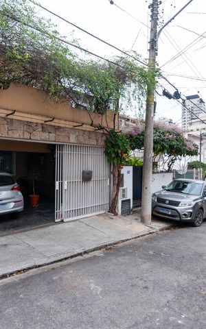 Casa de condomínio à venda com 229m², 4 quartos e 2 vagas Casa de condomínio à venda com 229m², 4 quartos e 2 vagasFachada