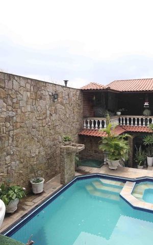Casa à venda com 450m², 3 quartos e 3 vagas Casa à venda com 450m², 3 quartos e 3 vagasÁrea comum - Piscina