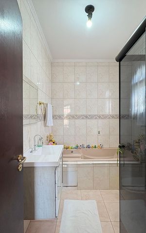 Casa à venda com 147m², 3 quartos e 3 vagas Casa à venda com 147m², 3 quartos e 3 vagasBanheiro da Suíte