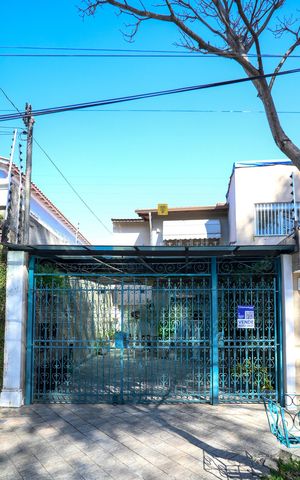 Casa à venda com 195m², 3 quartos e 2 vagas Casa à venda com 195m², 3 quartos e 2 vagasFachada
