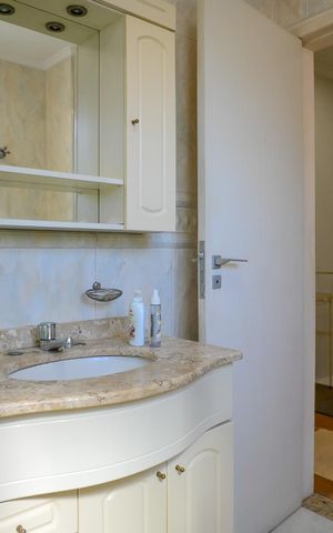 Casa à venda com 195m², 3 quartos e 2 vagas Casa à venda com 195m², 3 quartos e 2 vagasBanheiro Social 2
