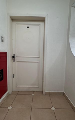 Apartamento à venda com 98m², 2 quartos e sem vaga Apartamento à venda com 98m², 2 quartos e sem vagaHall