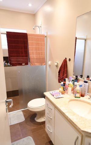 Casa de condomínio à venda com 192m², 3 quartos e 4 vagasBanheiro do Quarto 1