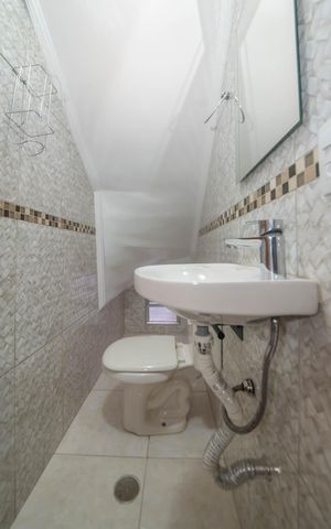 Casa à venda com 108m², 3 quartos e 2 vagasLavabo
