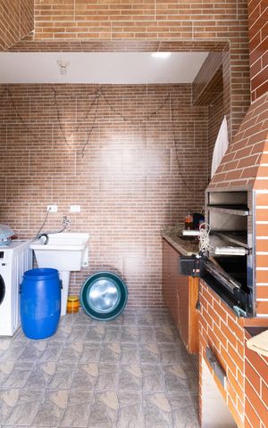 Casa à venda com 242m², 7 quartos e 4 vagas Casa à venda com 242m², 7 quartos e 4 vagasÁrea de Serviço casa 1