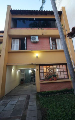 Casa de condomínio à venda com 142m², 3 quartos e 2 vagas Casa de condomínio à venda com 142m², 3 quartos e 2 vagasFachada