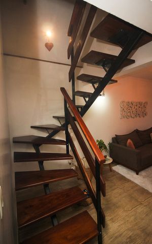Casa de condomínio à venda com 142m², 3 quartos e 2 vagas Casa de condomínio à venda com 142m², 3 quartos e 2 vagasEscada