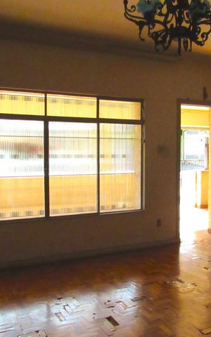 Casa à venda com 520m², 2 quartos e 5 vagasSala
