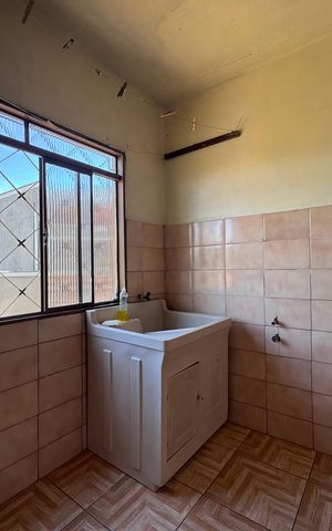 Casa à venda com 300m², 2 quartos e 2 vagas Casa à venda com 300m², 2 quartos e 2 vagasÁrea de Serviço