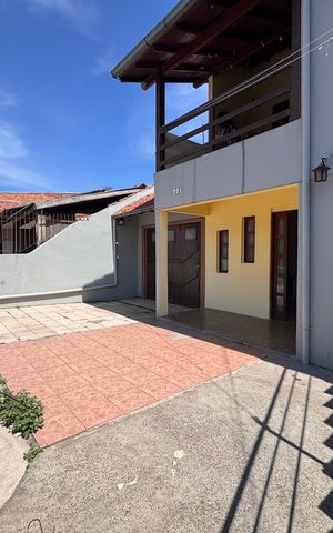 Casa à venda com 300m², 2 quartos e 2 vagas Casa à venda com 300m², 2 quartos e 2 vagasÁrea comum