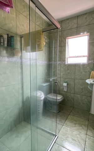 Casa à venda com 158m², 3 quartos e 2 vagas Casa à venda com 158m², 3 quartos e 2 vagasBanheiro 1