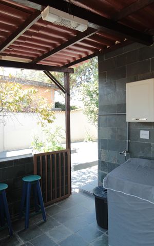 Casa à venda com 351m², 2 quartos e 1 vagaÁrea de Serviço