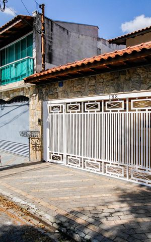 Casa para alugar com 98m², 2 quartos e 2 vagas Casa para alugar com 98m², 2 quartos e 2 vagasFachada