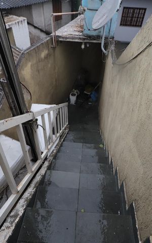 Casa à venda com 400m², 6 quartos e 3 vagasEscada