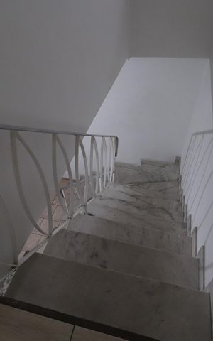 Casa à venda com 400m², 6 quartos e 3 vagasEscada