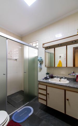 Casa para alugar com 100m², 4 quartos e 3 vagas Casa para alugar com 100m², 4 quartos e 3 vagasBanheiro da Suíte 2