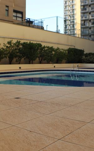 Apartamento à venda com 240m², 3 quartos e 3 vagas Apartamento à venda com 240m², 3 quartos e 3 vagasÁrea comum - Piscina