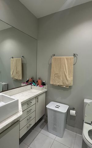 Apartamento à venda com 240m², 3 quartos e 3 vagas Apartamento à venda com 240m², 3 quartos e 3 vagasBanheiro Social 1