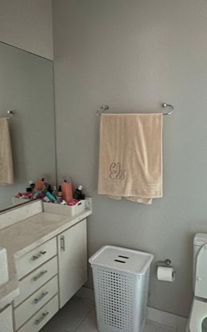 Apartamento à venda com 240m², 3 quartos e 3 vagas Apartamento à venda com 240m², 3 quartos e 3 vagasBanheiro Social 1