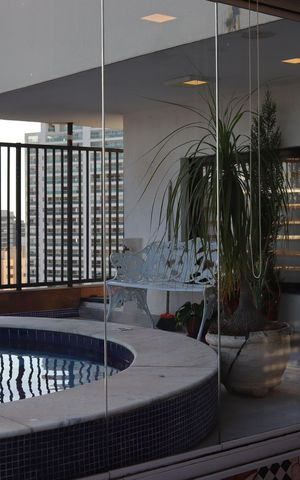 Apartamento à venda com 240m², 3 quartos e 3 vagas Apartamento à venda com 240m², 3 quartos e 3 vagasPiscina