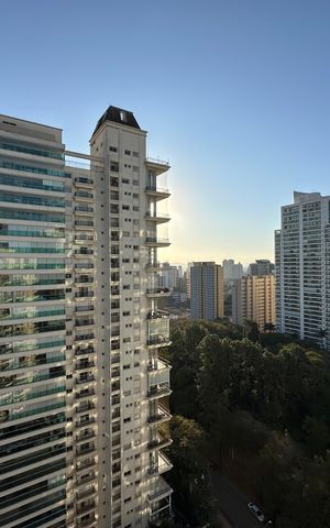 Apartamento à venda com 240m², 3 quartos e 3 vagas Apartamento à venda com 240m², 3 quartos e 3 vagasVista