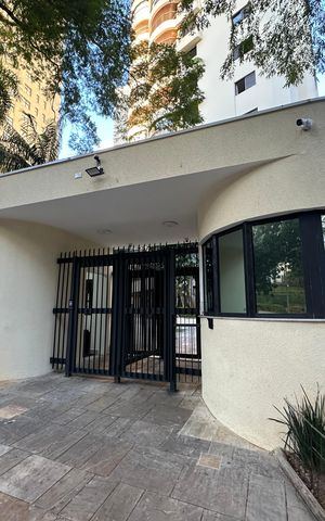 Apartamento à venda com 240m², 3 quartos e 3 vagas Apartamento à venda com 240m², 3 quartos e 3 vagasFachada e portaria