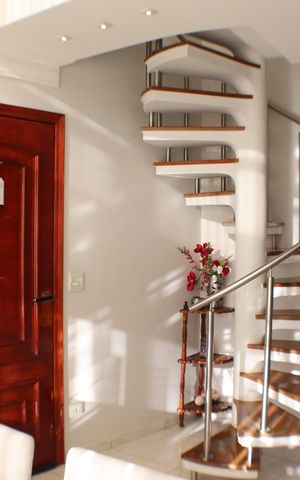 Apartamento à venda com 240m², 3 quartos e 3 vagas Apartamento à venda com 240m², 3 quartos e 3 vagasEscada