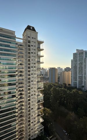 Apartamento à venda com 240m², 3 quartos e 3 vagas Apartamento à venda com 240m², 3 quartos e 3 vagasVista