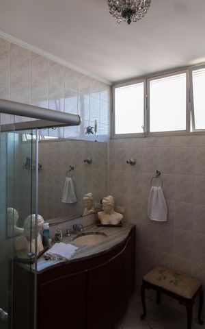 Apartamento à venda com 571m², 4 quartos e 2 vagas Apartamento à venda com 571m², 4 quartos e 2 vagasBanheiro da Suíte 1