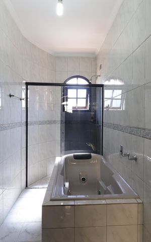 Casa à venda com 240m², 3 quartos e 4 vagasBanheiro da Suíte