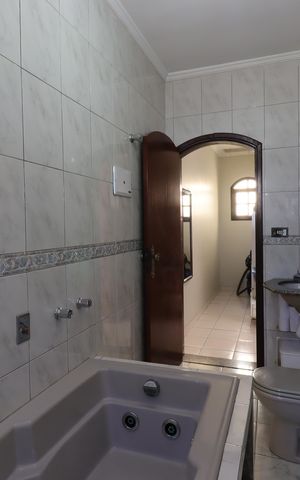Casa à venda com 240m², 3 quartos e 4 vagasBanheiro da Suíte