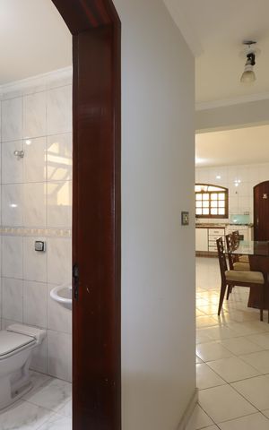 Casa à venda com 240m², 3 quartos e 4 vagasCorredor piso inferior