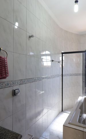 Casa à venda com 240m², 3 quartos e 4 vagasBanheiro da Suíte