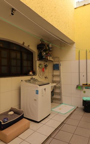 Casa à venda com 240m², 3 quartos e 4 vagasÁrea de Serviço