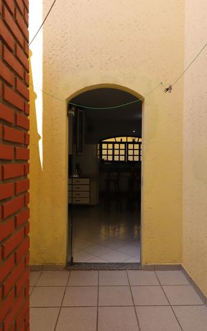 Casa à venda com 240m², 3 quartos e 4 vagasCorredor externo