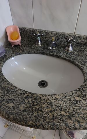 Casa à venda com 240m², 3 quartos e 4 vagasBanheiro da Suíte - Pia