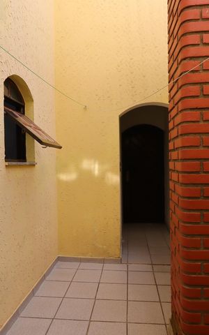 Casa à venda com 240m², 3 quartos e 4 vagasCorredor externo