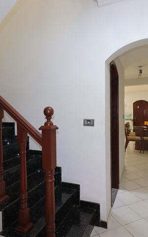 Casa à venda com 240m², 3 quartos e 4 vagasCorredor piso inferior