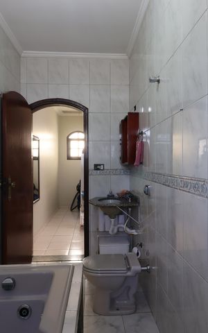 Casa à venda com 240m², 3 quartos e 4 vagasBanheiro da Suíte