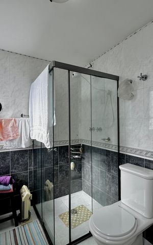 Apartamento para alugar com 210m², 3 quartos e 4 vagas Apartamento para alugar com 210m², 3 quartos e 4 vagasBanheiro da Suíte 1